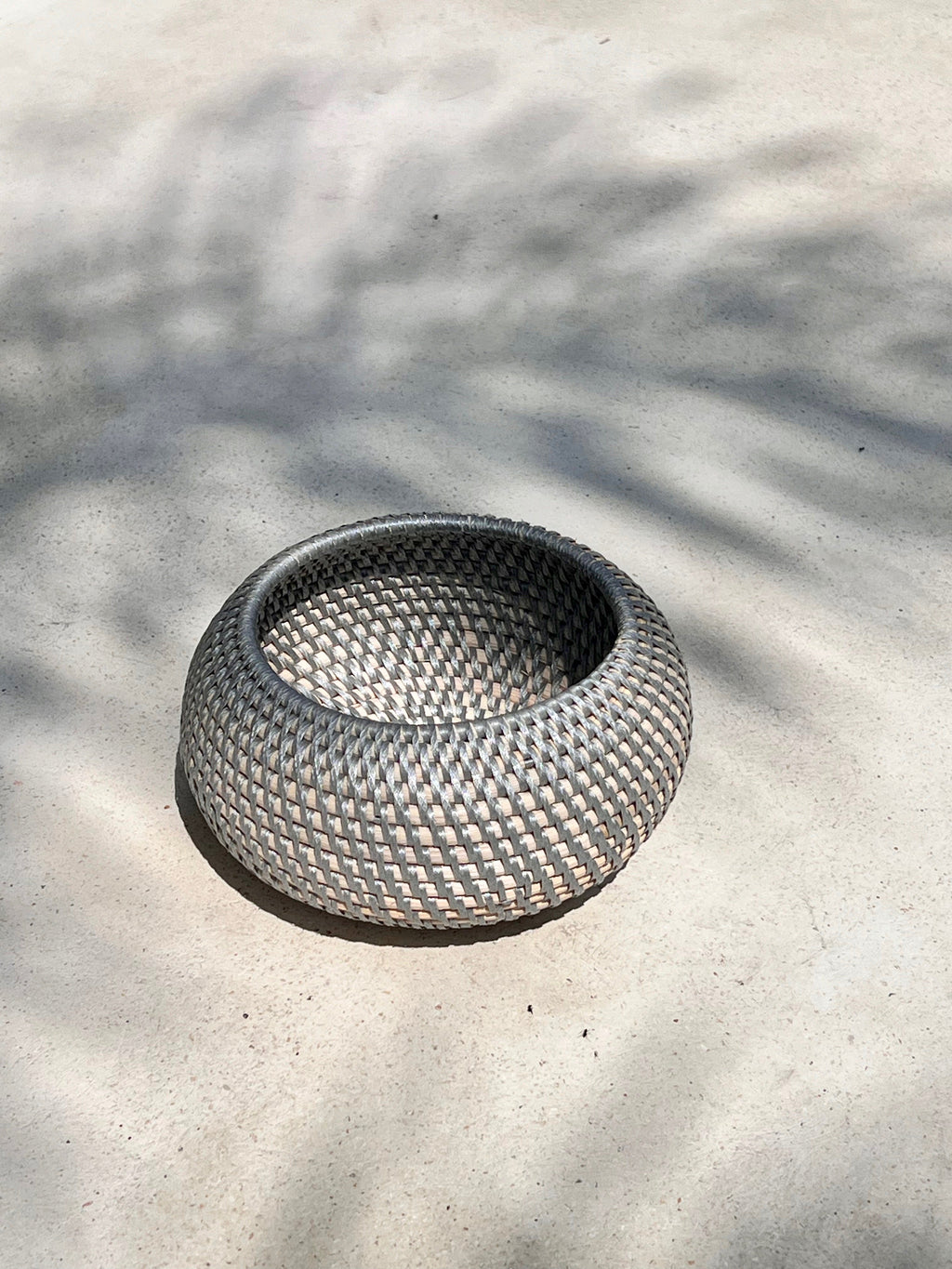 Nook Rattan-Schale – Handgefertigt, Rund, mit farbigem recyceltem Kunststoff für kleine Dinge